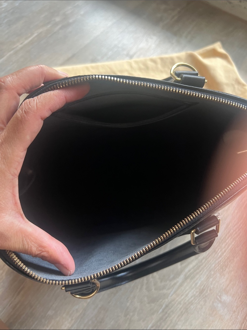 Louis Vuitton Black Epi Alma Satchel with Gold Hardware,in great condition - Picture 3 of 4